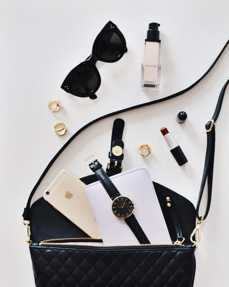 8 Essentials to Always Keep in Your Handbag